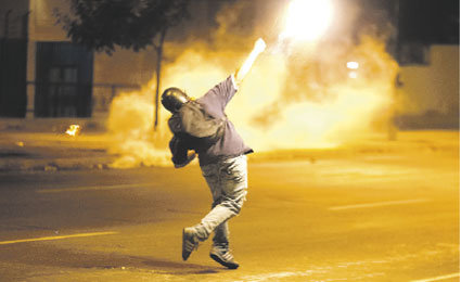 APRONTE. Jvenes venezolanos enfrentan a la Polica, en medio de barricadas y cortes.