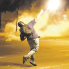 APRONTE. Jvenes venezolanos enfrentan a la Polica, en medio de barricadas y cortes.