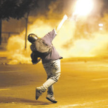 APRONTE. Jvenes venezolanos enfrentan a la Polica, en medio de barricadas y cortes.