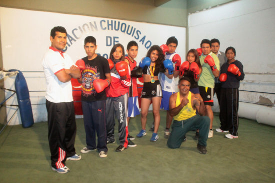 Los pugilistas y los entrenadores capitalinos que participaron en el Campeonato Nacional de Oruro, la pasada semana.