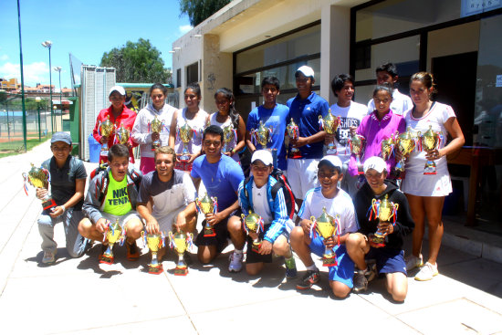 Los ganadores de todas las categoras posaron al final del campeonato.