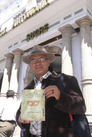 AUTOR. Felipe Medina con su libro.