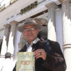 AUTOR. Felipe Medina con su libro.