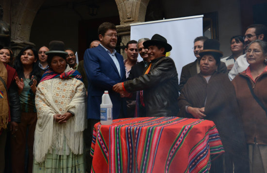 ALIANZAS. La firma del acuerdo entre Samuel Doria Medina y Rafael Quispe.