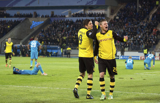 El delantero polaco del Borussia Dortmund Robert Lewandowski (i) y Lukasz Piszczek celebran la victoria del equipo alemn sobre el Zenit ruso.