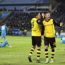 El delantero polaco del Borussia Dortmund Robert Lewandowski (i) y Lukasz Piszczek celebran la victoria del equipo alemn sobre el Zenit ruso.