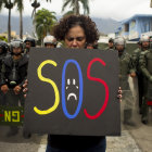 BARRICADAS. Militares intentan despejar una va bloqueada cerca de Caracas, en medio de una jornada de tensa calma.