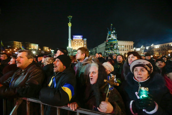 PROTESTA. Opositores ucranianos se manifestaron anoche en Kiev.