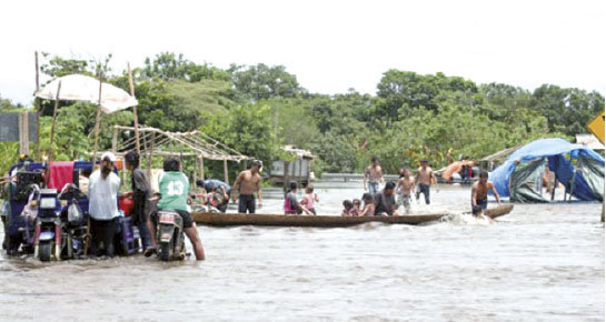 DAMNIFICADOS. Las aguas de los ros estn bajando lentamente, pero an hay lugares donde las inundaciones se mantienen.