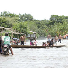 DAMNIFICADOS. Las aguas de los ros estn bajando lentamente, pero an hay lugares donde las inundaciones se mantienen.