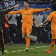 El portugus Cristiano Ronaldo (c) festeja uno de sus goles ayer, sobre el Schalke 04 alemn, en el partido de ida de los octavos de final.