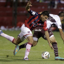 Un pasaje del partido jugado ayer, entre Cerro Porteo y Lans.