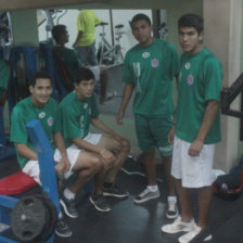 Los estudiantiles en el gimnasio.