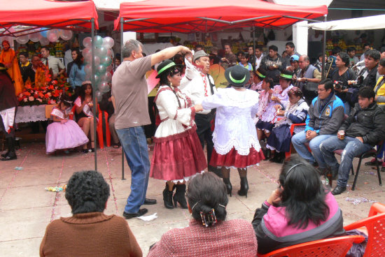 FESTEJO. Las comadres del Mercado Central durante la celebracin ayer.