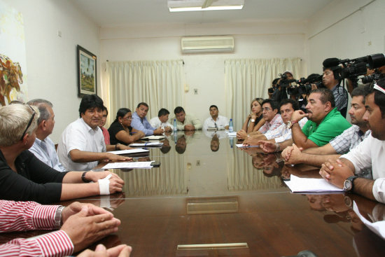 ENCUENTRO. El Presidente se reuni con los dirigentes del sector ganadero ayer, en Trinidad.