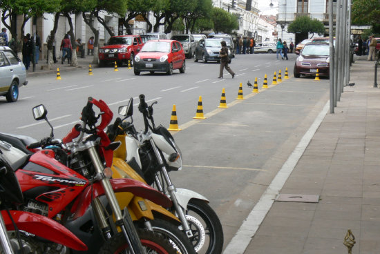 CARENCIA. Est prohibido el parqueo en las calles del centro; la Alcalda no da alternativa.