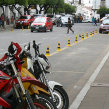 CARENCIA. Est prohibido el parqueo en las calles del centro; la Alcalda no da alternativa.