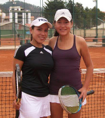 La capitalina Dayana Quiroga (i) posa junto a la pacea Moira Miranda, luego de derrotarla en semifinales.