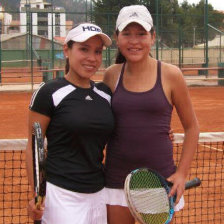 La capitalina Dayana Quiroga (i) posa junto a la pacea Moira Miranda, luego de derrotarla en semifinales.