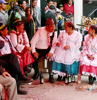 EN EL MERCADO CENTRAL. El festejo tradicional de Jueves de Comadres en Sucre tuvo como su epicentro al principal centro de abasto.