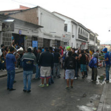 ALEGRA. El Carnaval de Sucre ya se vive en las calles con la presencia de hombres y mujeres que festejan al son de bandas y sicuris.