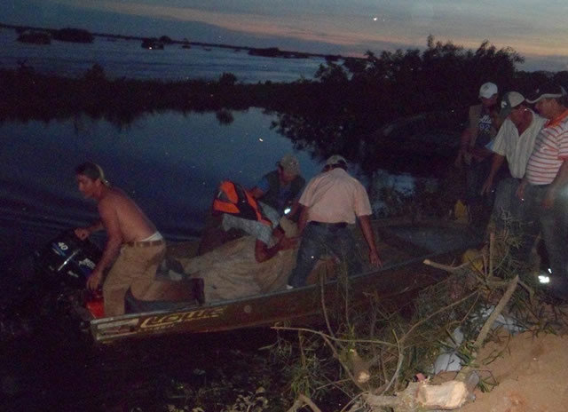 MUERTE. El capitan Davies muri al estrellarse su avioneta; su cuerpo fue llevado en deslizador.