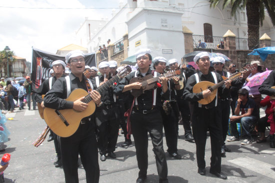 FIESTA: Msicos de la estudiantina del grupo Indito, ganadores de la entrada del Carnaval de Antao.