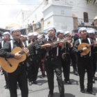 FIESTA: Msicos de la estudiantina del grupo Indito, ganadores de la entrada del Carnaval de Antao.