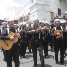 FIESTA: Msicos de la estudiantina del grupo Indito, ganadores de la entrada del Carnaval de Antao.