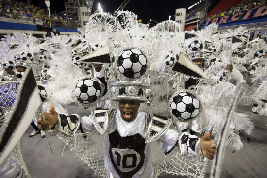 DANZA. El Integrantes de la escuela de samba del Grupo Especial Vai-Vai durante el desfile del viernes en Sao Pablo.