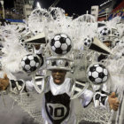 DANZA. El Integrantes de la escuela de samba del Grupo Especial Vai-Vai durante el desfile del viernes en Sao Pablo.