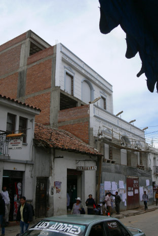 CLANDESTINA. La construccin no cuenta con plano aprobado por la Alcalda.