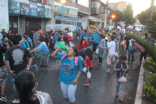 FESTEJO. Los sucrenses tomaron las calles para festejar desenfrenadamente, consumiendo bebidas alcohlicas lo que provoca peleas y agresiones.