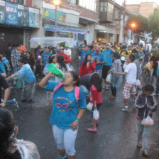 FESTEJO. Los sucrenses tomaron las calles para festejar desenfrenadamente, consumiendo bebidas alcohlicas lo que provoca peleas y agresiones.