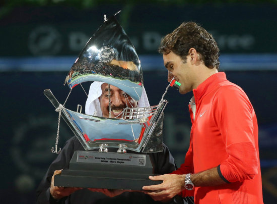 Roger Federer recibe el trofeo tras ganar el torneo de Dubai.