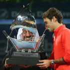 Roger Federer recibe el trofeo tras ganar el torneo de Dubai.