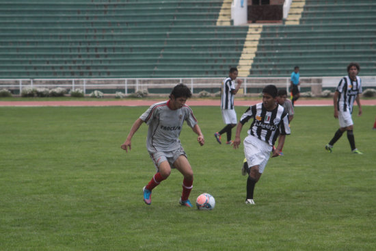 Mauricio Candia (i), autor de uno de los goles del triunfo de Fancesa, trata de controlar el baln ante la marca de un contrario.