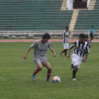 Mauricio Candia (i), autor de uno de los goles del triunfo de Fancesa, trata de controlar el baln ante la marca de un contrario.