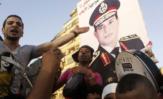 APOYO. Las calles de El Cairo fueron empapeladas con la imagen del lder de las Fuerzas Armadas.