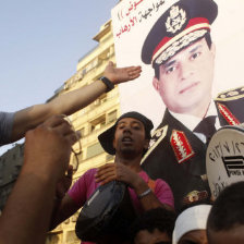 APOYO. Las calles de El Cairo fueron empapeladas con la imagen del lder de las Fuerzas Armadas.