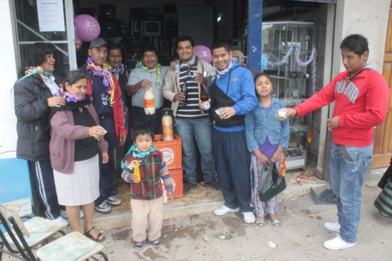 CH'ALLA. Ayer la celebracin inici desde tempranas horas de la maana en casas particulares y negocios pequeos y grandes.