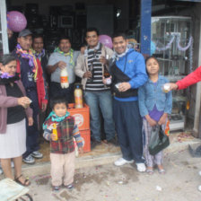 CH'ALLA. Ayer la celebracin inici desde tempranas horas de la maana en casas particulares y negocios pequeos y grandes.