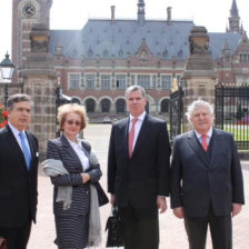 Encargado. Felipe Bulnes (c) es actual Embajador chileno en Estados Unidos y agente asignado a la Corte Internacional de La Haya.