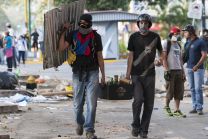 Conmemoran el primer ao de la muerte de Chvez entre protestas