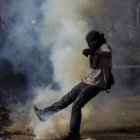 PROTESTA. Civiles resisten a la Polica en una movilizacin contra el Gobierno en Caracas.