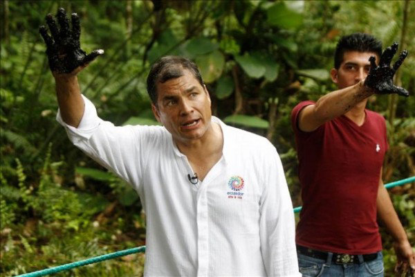 DENUNCIA. El presidente Rafael Correa muestra el dao ambiental de Chevron.