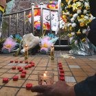 DUELO. El altar para las vctimas de la matanza.