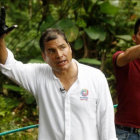 DENUNCIA. El presidente Rafael Correa muestra el dao ambiental de Chevron.