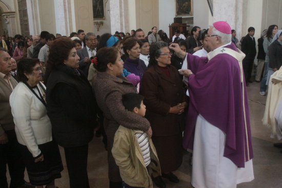 FE. Cientos de feligreses acudieron a la Catedral de Sucre para participar de la misa.