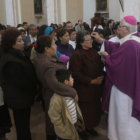 FE. Cientos de feligreses acudieron a la Catedral de Sucre para participar de la misa.